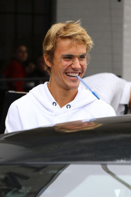 30.10 | Justin Bieber deixando o Joan’s On Third em Studio City, Califórnia