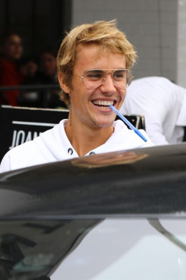 30.10 | Justin Bieber deixando o Joan’s On Third em Studio City, Califórnia