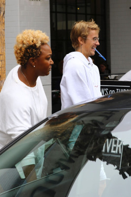 30.10 | Justin Bieber deixando o Joan’s On Third em Studio City, Califórnia
