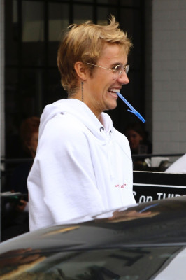 30.10 | Justin Bieber deixando o Joan’s On Third em Studio City, Califórnia