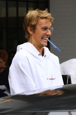 30.10 | Justin Bieber deixando o Joan’s On Third em Studio City, Califórnia