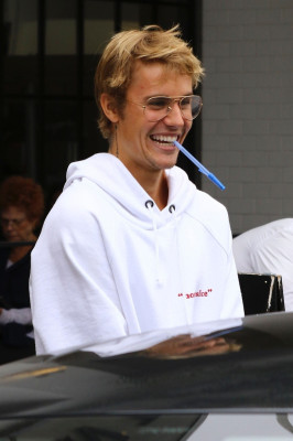 30.10 | Justin Bieber deixando o Joan’s On Third em Studio City, Califórnia