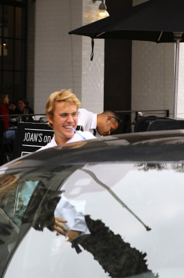 30.10 | Justin Bieber deixando o Joan’s On Third em Studio City, Califórnia
