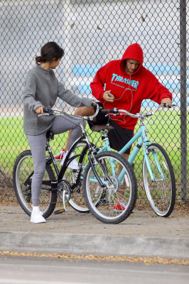 11.01 | Justin Bieber andando de bicicleta em Los Angeles, CA