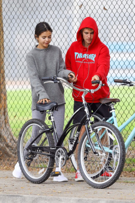 11.01 | Justin Bieber andando de bicicleta em Los Angeles, CA