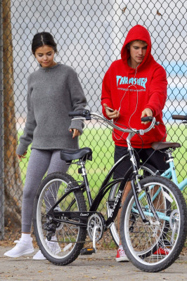 11.01 | Justin Bieber andando de bicicleta em Los Angeles, CA
