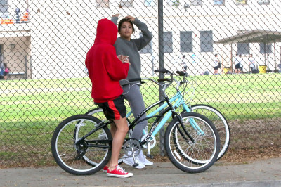 11.01 | Justin Bieber andando de bicicleta em Los Angeles, CA