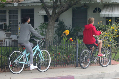 11.01 | Justin Bieber andando de bicicleta em Los Angeles, CA