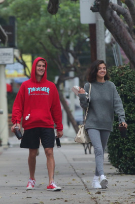 11.01 | Justin Bieber andando de bicicleta em Los Angeles, CA