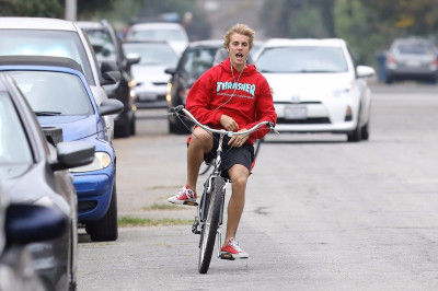 11.01 | Justin Bieber andando de bicicleta em Los Angeles, CA
