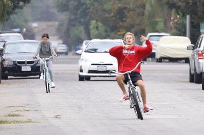 11.01 | Justin Bieber andando de bicicleta em Los Angeles, CA