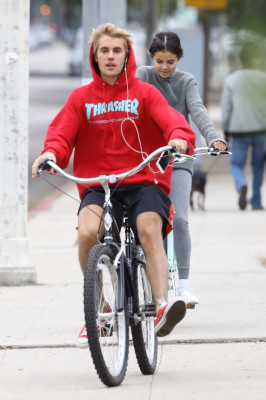 11.01 | Justin Bieber andando de bicicleta em Los Angeles, CA