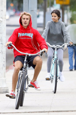 11.01 | Justin Bieber andando de bicicleta em Los Angeles, CA