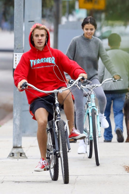 11.01 | Justin Bieber andando de bicicleta em Los Angeles, CA