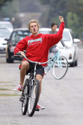 11.01 | Justin Bieber andando de bicicleta em Los Angeles, CA