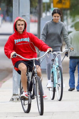 11.01 | Justin Bieber andando de bicicleta em Los Angeles, CA