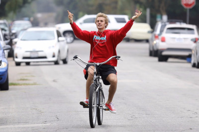 11.01 | Justin Bieber andando de bicicleta em Los Angeles, CA
