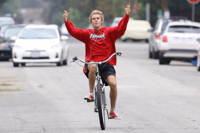 11.01 | Justin Bieber andando de bicicleta em Los Angeles, CA