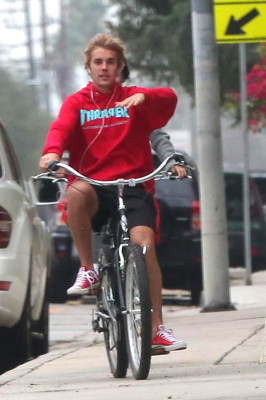 11.01 | Justin Bieber andando de bicicleta em Los Angeles, CA