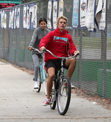 11.01 | Justin Bieber andando de bicicleta em Los Angeles, CA