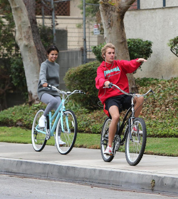 11.01 | Justin Bieber andando de bicicleta em Los Angeles, CA