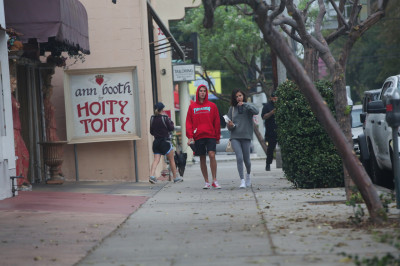 11.01 | Justin Bieber andando de bicicleta em Los Angeles, CA