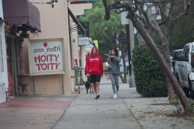 11.01 | Justin Bieber andando de bicicleta em Los Angeles, CA