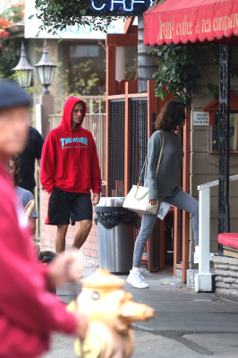 11.01 | Justin Bieber andando de bicicleta em Los Angeles, CA