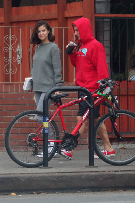 11.01 | Justin Bieber andando de bicicleta em Los Angeles, CA