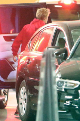 11.01 | Justin Bieber no hotel Montage em Beverly Hills, CA