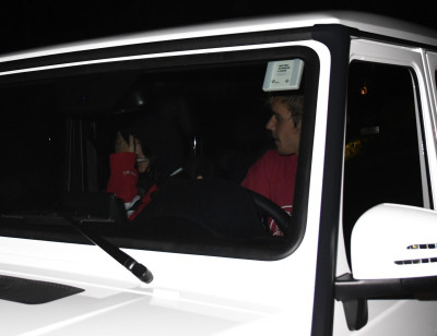11.01 | Justin Bieber e Selena Gomez chegando na sua casa em Studio City, Califórnia