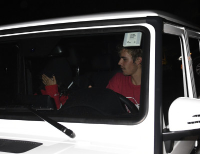 11.01 | Justin Bieber e Selena Gomez chegando na sua casa em Studio City, Califórnia