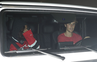 11.01 | Justin Bieber e Selena Gomez chegando na sua casa em Studio City, Califórnia