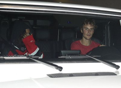 11.01 | Justin Bieber e Selena Gomez chegando na sua casa em Studio City, Califórnia