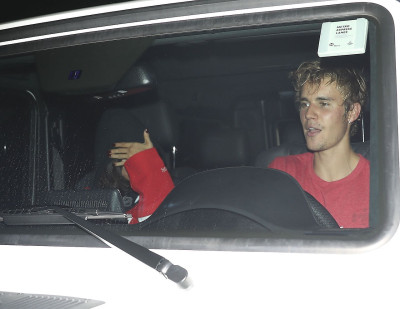 11.01 | Justin Bieber e Selena Gomez chegando na sua casa em Studio City, Califórnia