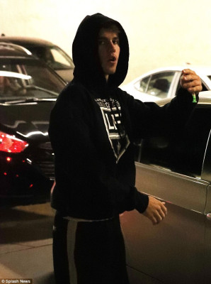 11.02 | Justin Bieber no hotel Montage em Beverly Hills, Califórnia