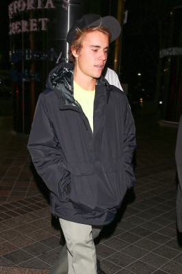 11.03 | Justin Bieber no Morton’s Steak House em Los Angeles, Califórnia