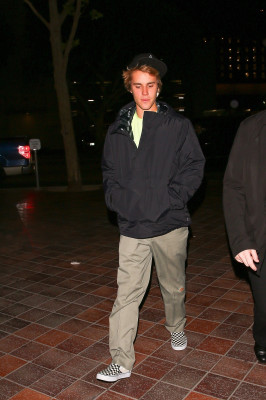 11.03 | Justin Bieber no Morton’s Steak House em Los Angeles, Califórnia