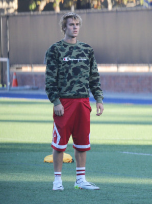 11.07 | Justin Bieber jogando bola em Los Angeles, Califórnia