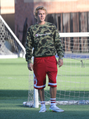 11.07 | Justin Bieber jogando bola em Los Angeles, Califórnia