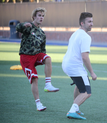 11.07 | Justin Bieber jogando bola em Los Angeles, Califórnia