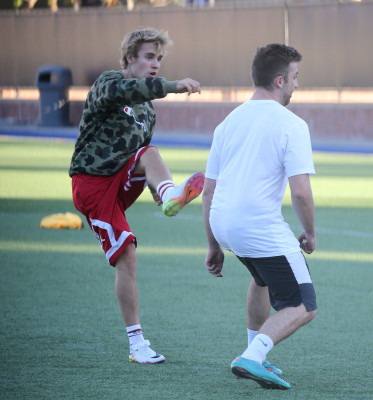 11.07 | Justin Bieber jogando bola em Los Angeles, Califórnia