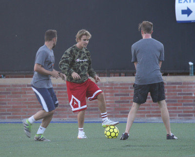 11.07 | Justin Bieber jogando bola em Los Angeles, Califórnia
