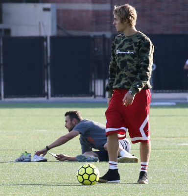 11.07 | Justin Bieber jogando bola em Los Angeles, Califórnia