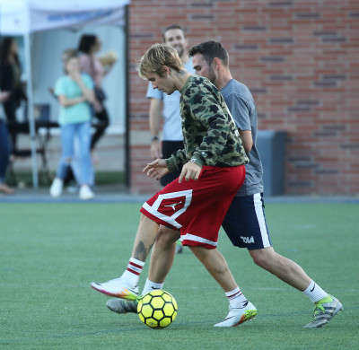 11.07 | Justin Bieber jogando bola em Los Angeles, Califórnia