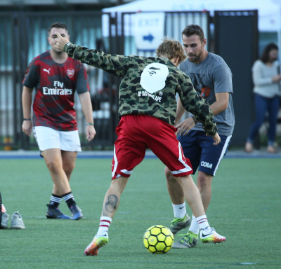 11.07 | Justin Bieber jogando bola em Los Angeles, Califórnia