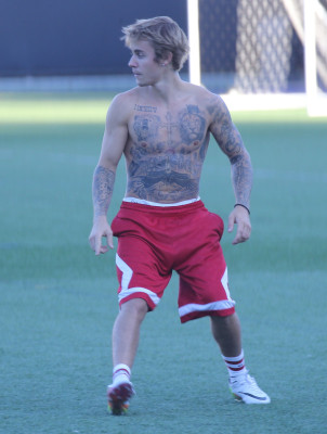 11.07 | Justin Bieber jogando bola em Los Angeles, Califórnia