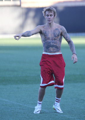 11.07 | Justin Bieber jogando bola em Los Angeles, Califórnia