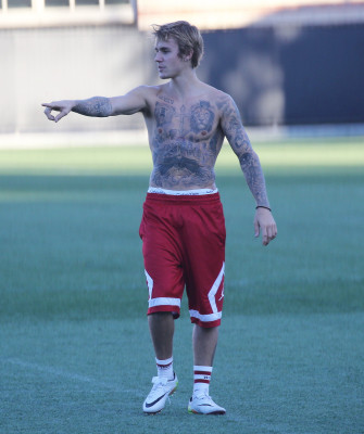 11.07 | Justin Bieber jogando bola em Los Angeles, Califórnia