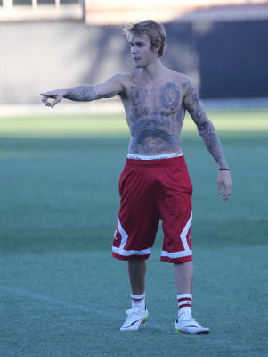 11.07 | Justin Bieber jogando bola em Los Angeles, Califórnia